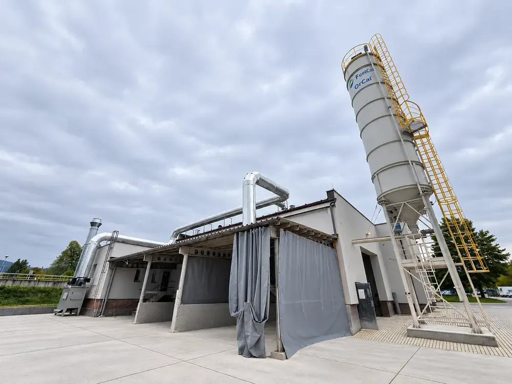 Zakład z instalacją FuelCal® i silosem na reagent