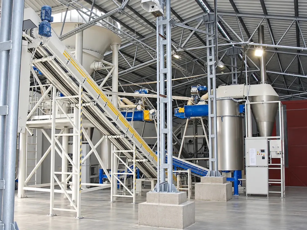 Klasyczna linia technologiczna FuelCal® w Strzegomiu: przenośniki, zbiorniki i reaktor