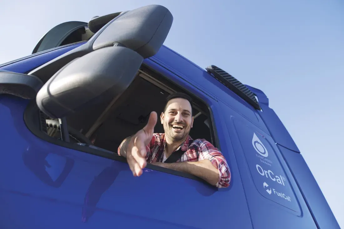 Ciągnik siodłowy z mobilną linią FuelCal® w barwach OrCal®