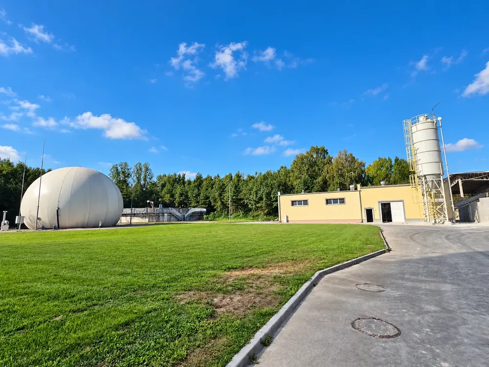 Oczyszczalnia ścieków w Sierpcu z budynkiem instalacji FuelCal® i silosem na reagent