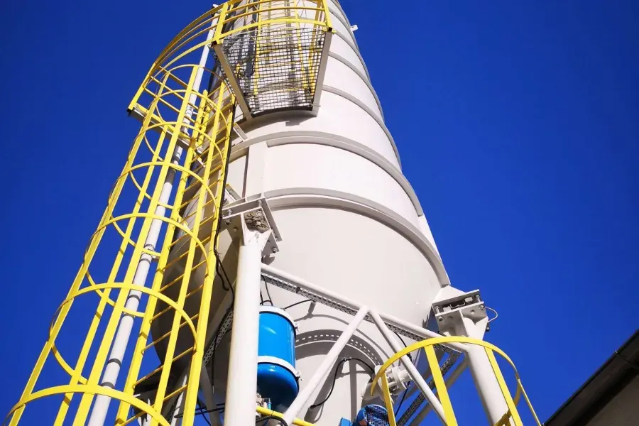 Silos z reagentem WapCal® przy instalacji FuelCal®